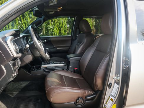 Used 2016 Toyota Tacoma Limited image 17