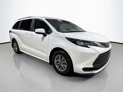 Used 2025 Toyota Sienna LE image 5