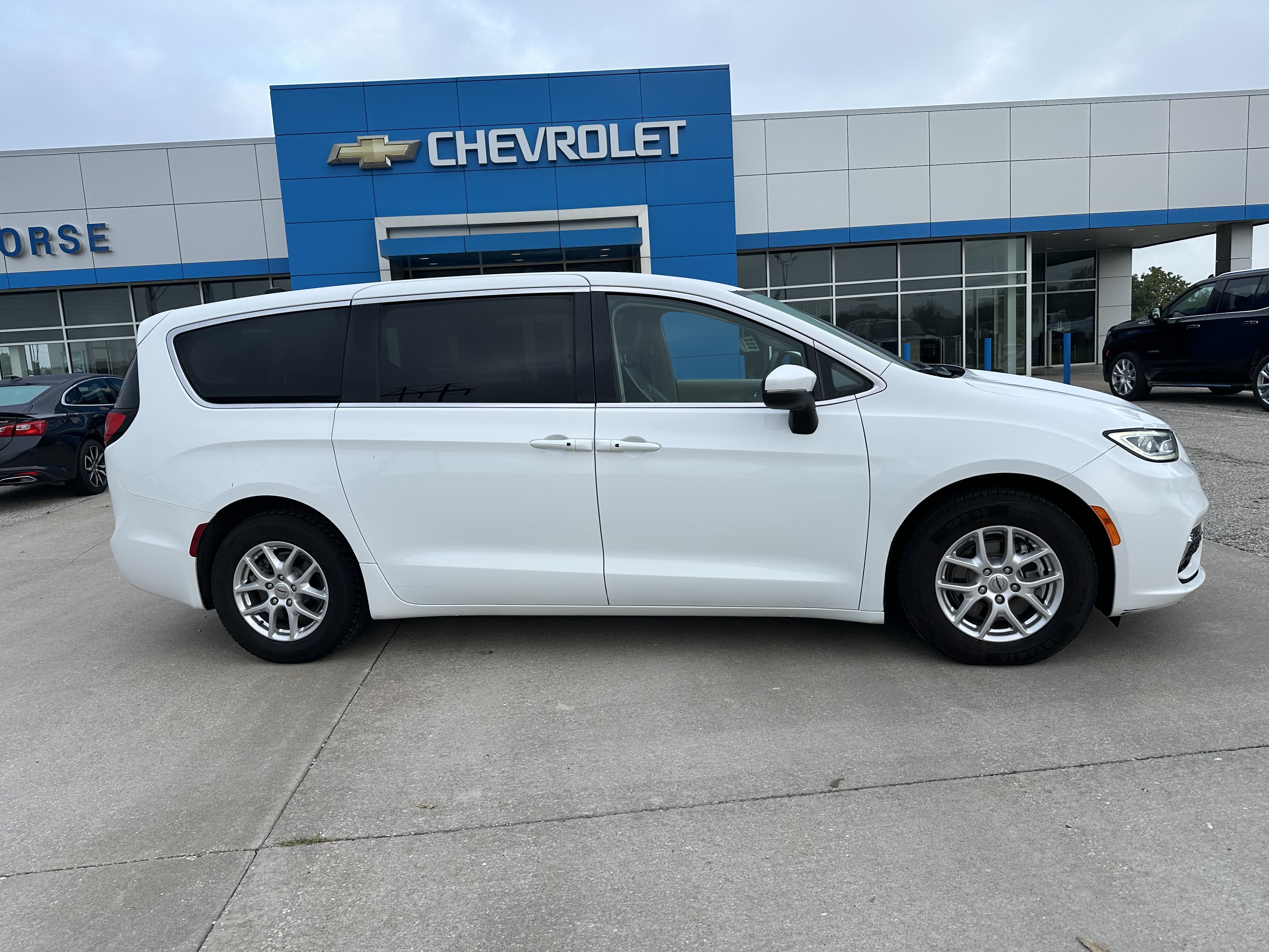 Used 2023 Chrysler Pacifica Touring-L FWD image 2