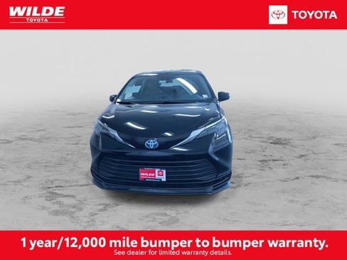 Certified 2025 Toyota Sienna LE image 4