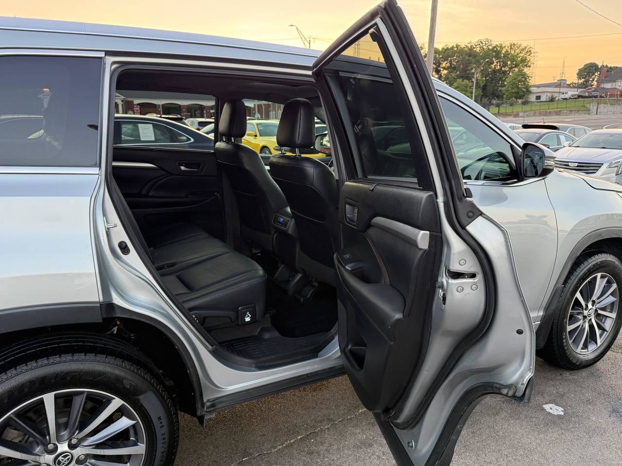 Used 2017 Toyota Highlander XLE AWD/4WD image 26