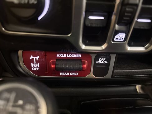 Used 2024 Jeep Wrangler Unlimited AWD/4WD image 18