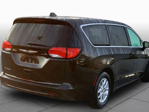 Used 2022 Chrysler Voyager LX FWD image 12