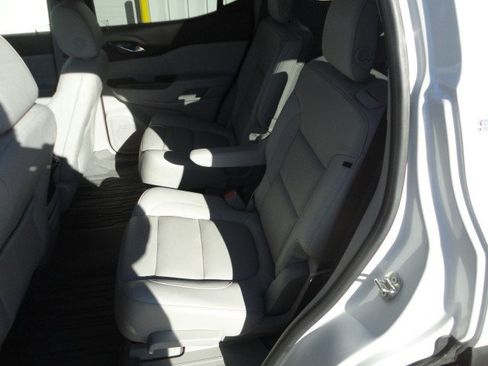 Used 2018 GMC Acadia SLT w/ LPO, Floor Liner Package AWD/4WD image 11