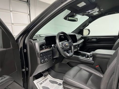 Used 2025 Chevrolet Suburban LT w/ Comfort Package image 17