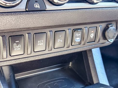 Used 2017 Toyota Tacoma TRD Sport AWD/4WD image 28