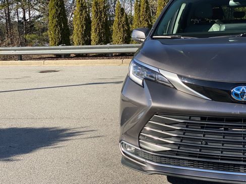 Used 2021 Toyota Sienna Limited image 20