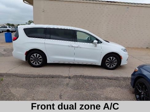 Used 2022 Chrysler Pacifica Touring-L FWD image 3