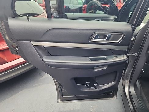 Used 2018 Ford Explorer XLT w/ Equipment Group 202A AWD/4WD image 30