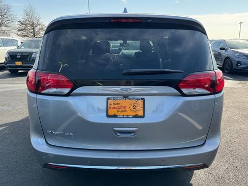 Used 2018 Chrysler Pacifica Touring-L image 4