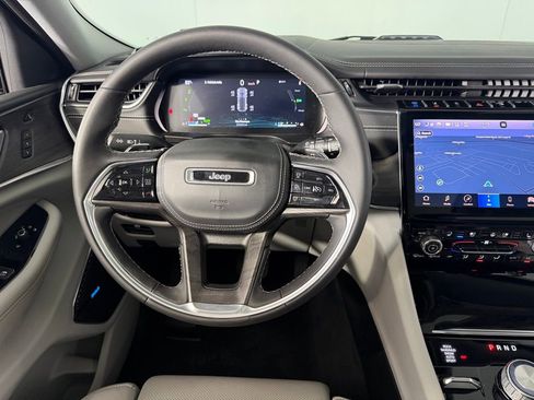 Used 2022 Jeep Grand Cherokee Overland w/ Luxury Tech Group IV AWD/4WD image 13