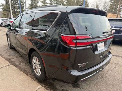 Used 2022 Chrysler Pacifica Touring-L FWD image 5