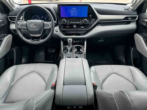 Used 2023 Toyota Highlander Limited image 11