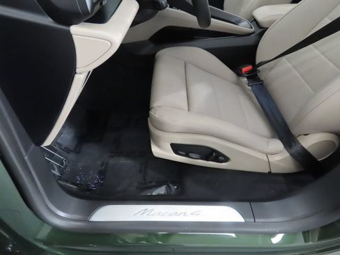 Certified 2025 Porsche Macan 4 Electric AWD/4WD image 40