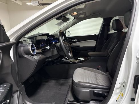 Used 2025 Chevrolet Trax LT w/ LT Convenience Package image 19