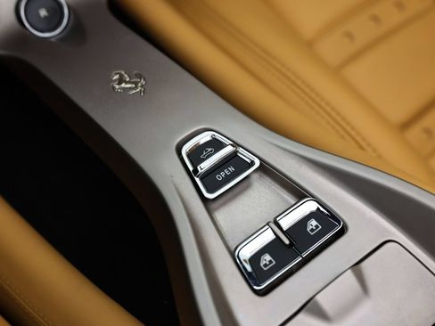 Used 2010 Ferrari California RWD image 22
