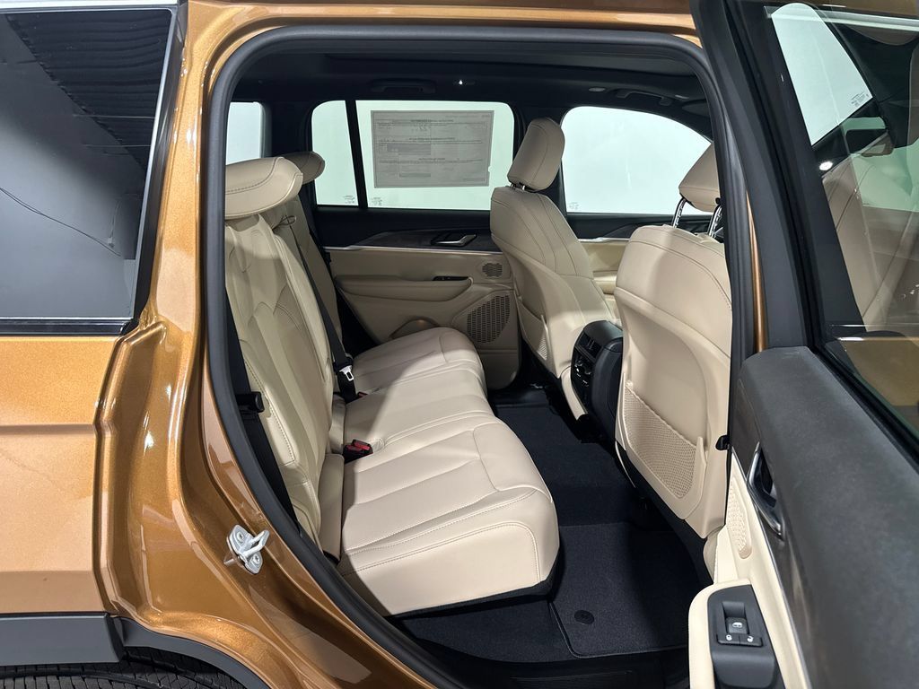 New 2026 Jeep Grand Cherokee Limited w/ Luxury Tech Group II AWD/4WD image 23