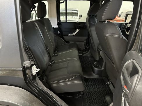 Used 2015 Jeep Wrangler Unlimited Rubicon w/ Connectivity Group AWD/4WD image 17