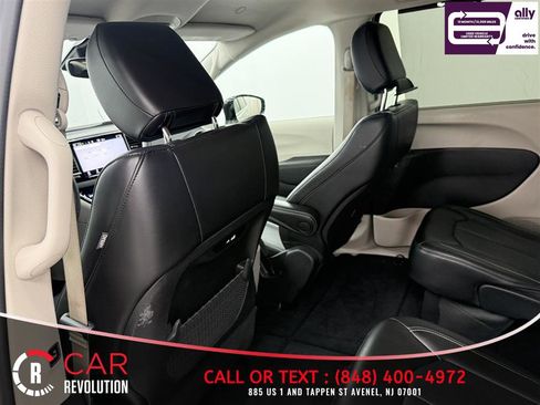 Used 2024 Chrysler Pacifica Touring-L FWD image 35