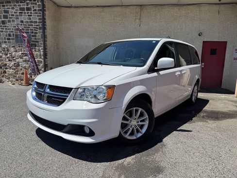 Used 2019 Dodge Grand Caravan SXT FWD image 2