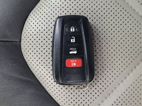 Used 2018 Toyota Camry XLE FWD image 32