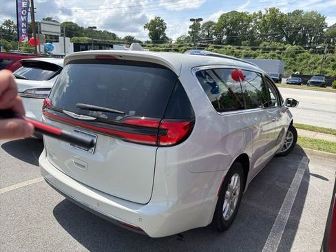 Used 2021 Chrysler Pacifica Touring-L FWD image 16