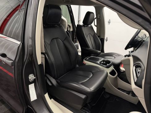 Used 2023 Chrysler Pacifica Touring-L FWD image 45