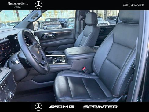 Used 2025 Chevrolet Suburban LT w/ Comfort Package RWD image 9