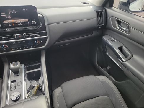 Used 2024 Nissan Pathfinder SV image 13