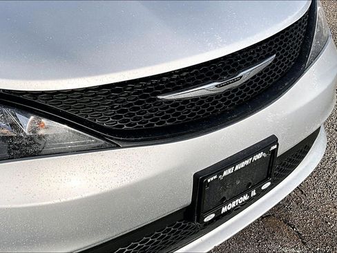 Used 2022 Chrysler Voyager LX image 31