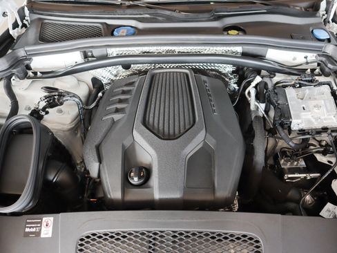 Certified 2025 Porsche Macan image 12