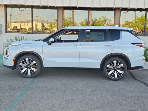 New 2026 Mitsubishi Outlander SE image 4