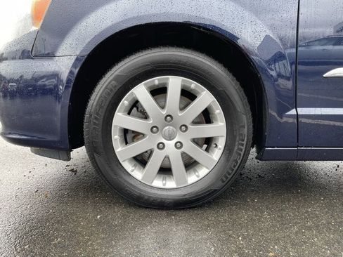 Used 2016 Chrysler Town & Country Touring image 30