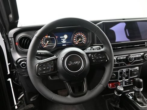 Used 2025 Jeep Wrangler Unlimited Rubicon w/ Convenience Group AWD/4WD image 15