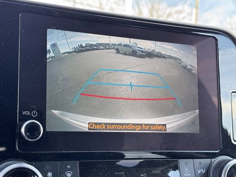 Used 2023 Toyota Highlander LE image 9