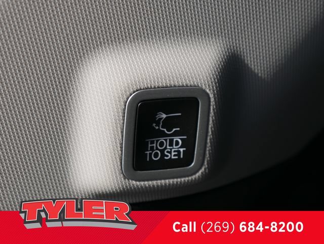 Certified 2024 Jeep Grand Cherokee Limited w/ Black Appearance Package AWD/4WD image 17