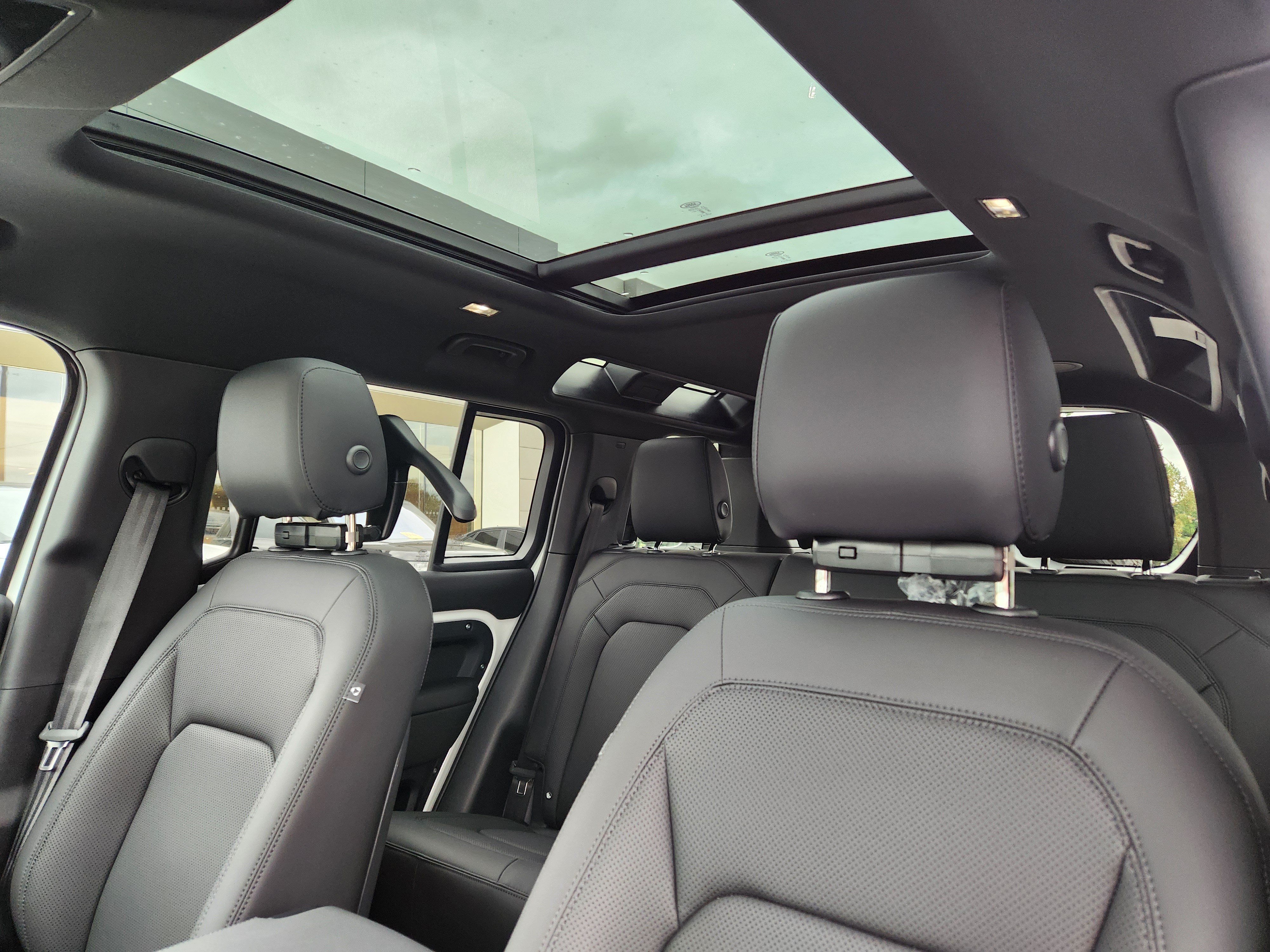 New 2026 Land Rover Defender 110 X-Dynamic SE AWD/4WD image 10