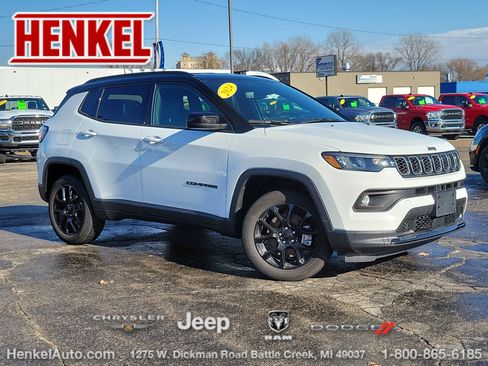 Used 2024 Jeep Compass Latitude w/ Convenience Group image 1