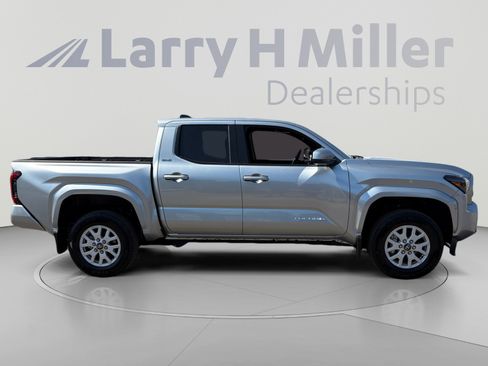 Used 2025 Toyota Tacoma SR5 AWD/4WD image 6