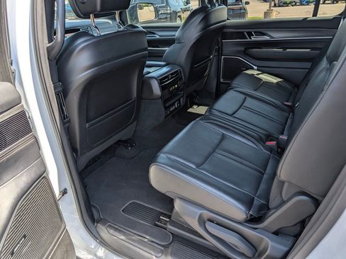 Used 2024 Jeep Wagoneer L Series III w/ Flexible Seating Group AWD/4WD image 18