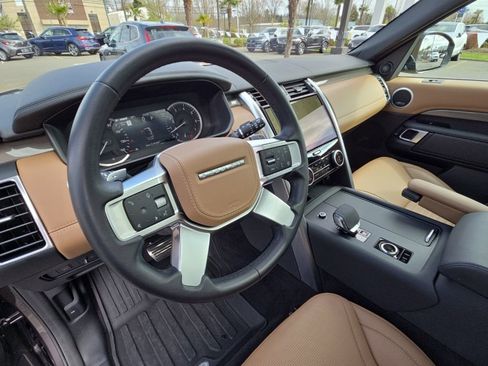 Certified 2023 Land Rover Discovery Metropolitan Edition AWD/4WD image 12