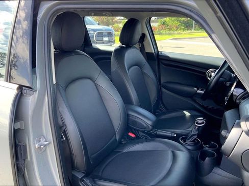 Used 2018 MINI Cooper 4-Door Hardtop image 6