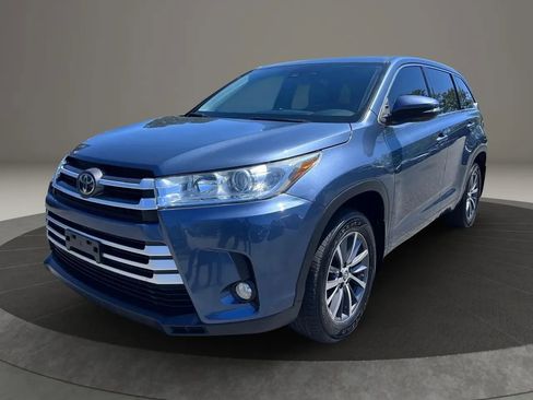 Used 2017 Toyota Highlander Plus w/ Carpet Mat Package image 1