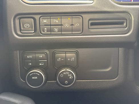 Used 2022 Chevrolet Suburban RST image 17