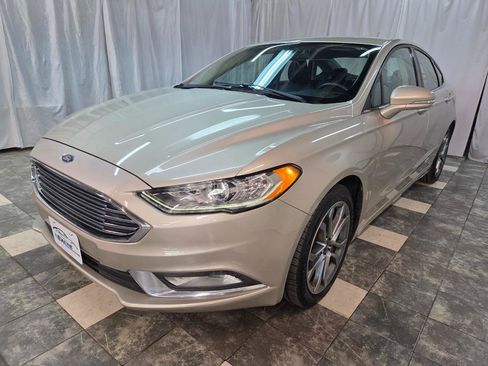 Used 2017 Ford Fusion SE w/ Equipment Group 201A AWD/4WD image 2