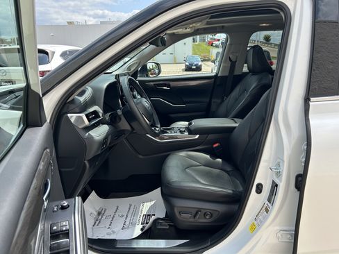 Certified 2024 Toyota Highlander Platinum AWD/4WD image 13