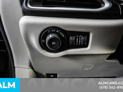 Used 2024 Chrysler Pacifica Select image 52