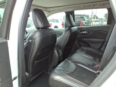 Used 2019 Jeep Cherokee Trailhawk w/ Comfort/Convenience Group AWD/4WD image 24