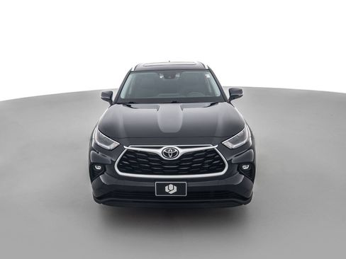 Used 2021 Toyota Highlander XLE AWD/4WD image 2