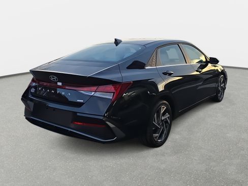 Certified 2025 Hyundai Elantra Limited FWD image 5